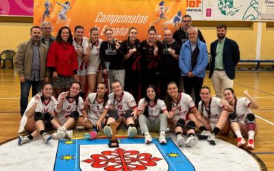 Fuden entrega las medallas de bronce al equipo de balonmano de la UCLM