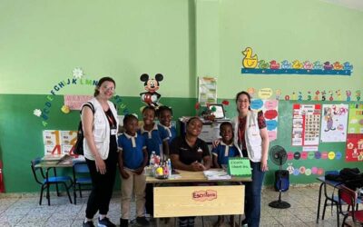 Multigrados en los bateyes de República Dominicana. Kamila Zepeda y Ainhoa Riestra, becadas del proyecto de sensibilización financiado por la AACD